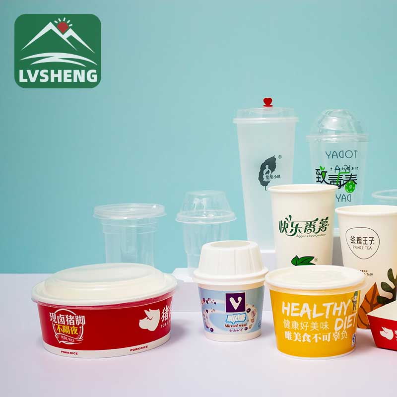 Cốc sữa chua với thìa
